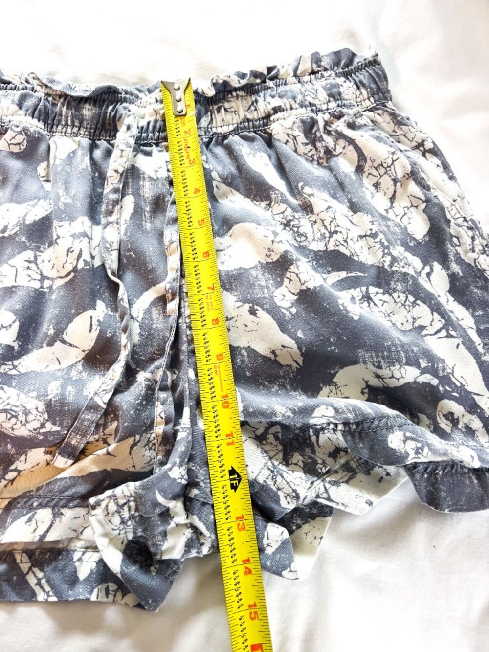 JOIE • Abstract Leaf Print Paperbag Shorts 100% Lyocell Gray Grey Large - Picture 8 of 10